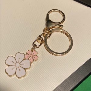 ❤️ New White and Pastel Pink Flowers Dangling Keychain NWOT